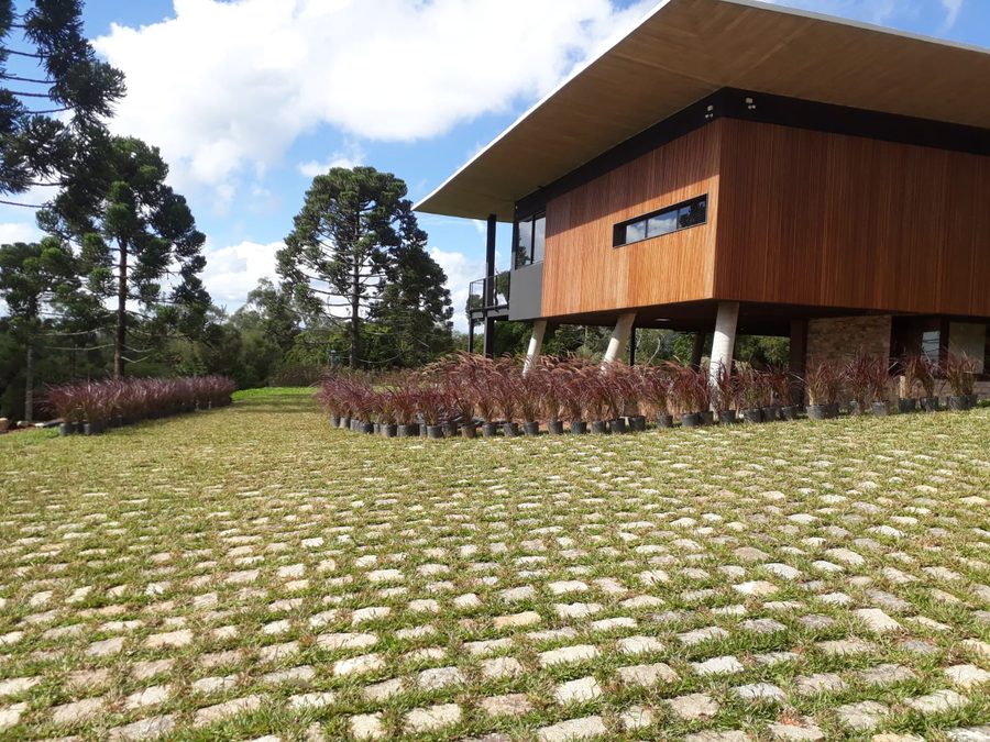 Jardim residencial com gramado e casa de campo em Itaara, Santa Maria/RS