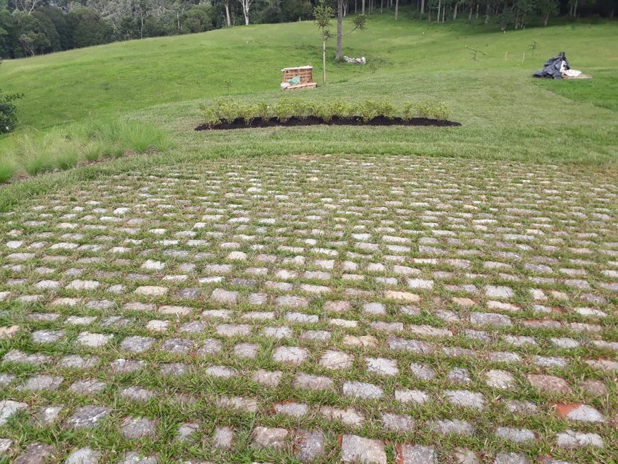 Caminho com pedras e gramado cuidado em propriedade de Santa Maria/RS