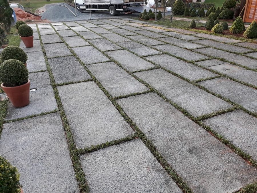 Manutenção de jardim com placas e grama em condomínio de Faxinal do Soturno