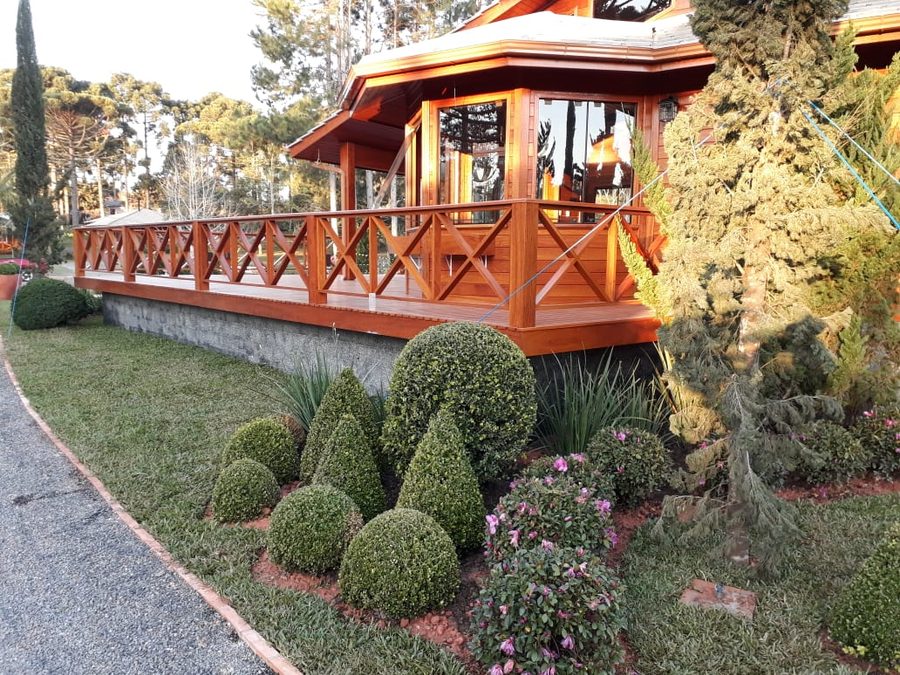 Jardim ornamental com topiaria em residência de Silveira Martins/RS
